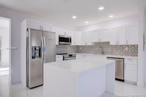 1124 70th Pl, Hialeah FL  33014-5113 exterior