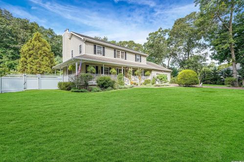 64 Beachfern Rd, Center Moriches, NY 11934-3338