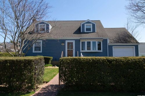2413 Prospect Ct, North Bellmore, NY 11710-4533
