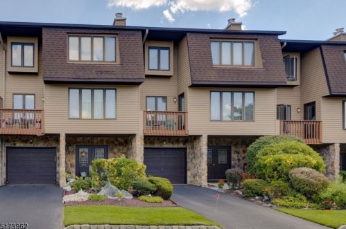 61 Woodland Dr, West Paterson NJ  07424-3707 exterior