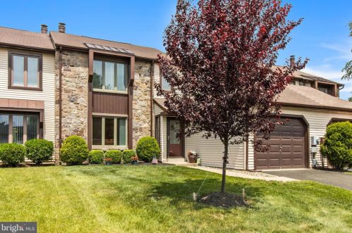 704 Trowbridge Dr, Southampton PA  18966-4554 exterior