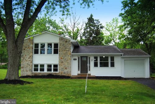 2065 Geoffrey Dr, Willow Grove PA  19090-2217 exterior