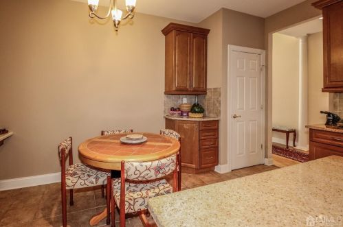 13 Ayers Ct, Metuchen NJ  08840-1172 exterior