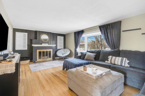 11 Peter Parley Row, Kensington CT  06037-3123 exterior
