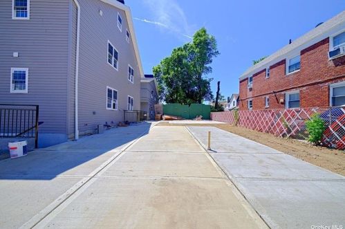 11710 204th St, Jamaica, NY 11412-3505