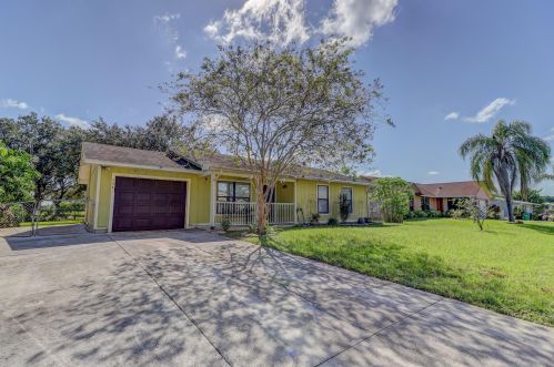554 Marion Ave, Fort Pierce, FL 34983-8721