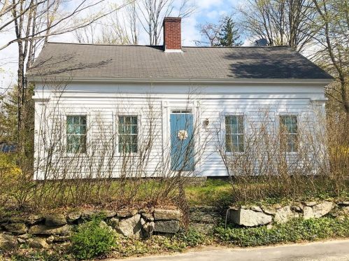 12 West St, Petersham, MA 01366-9600