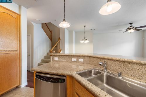 4255 Fitzwilliam St, Pleasanton CA 94568-4573 exterior