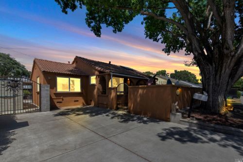 388 Cottonwood St, Vacaville, CA 95688-2633