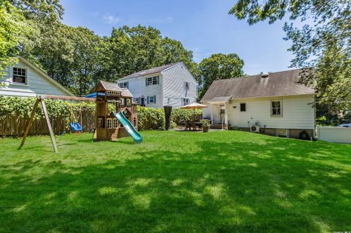 27 Hilden St, San Remo NY  11754-1743 exterior