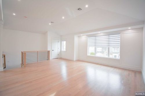 28 1st St, Palisades Park NJ  07650-1582 exterior