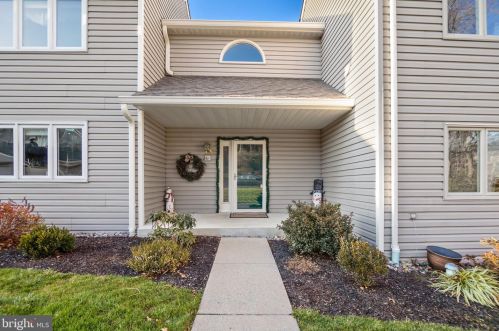 61 Ponds Edge Dr, Downingtown, PA 19335-1027