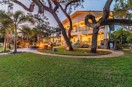930 Bayshore Dr, Tarpon Springs, FL 34689-2411