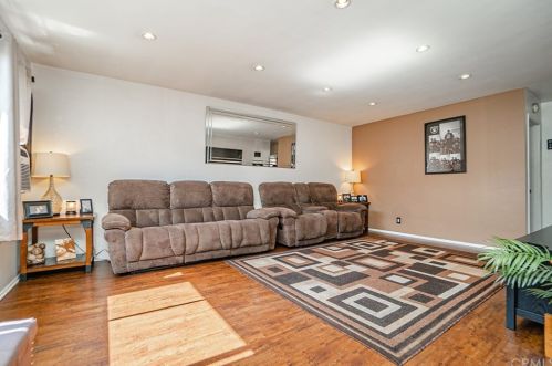 15155 Woodruff Pl, Bellflower CA  90706-4067 exterior