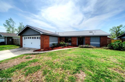 135 Derby Woods Dr, Lynn Haven, FL 32444-3304