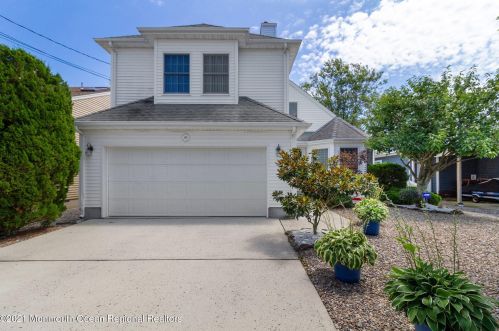 17 Coral Dr, Bricktown, NJ 08723-7636