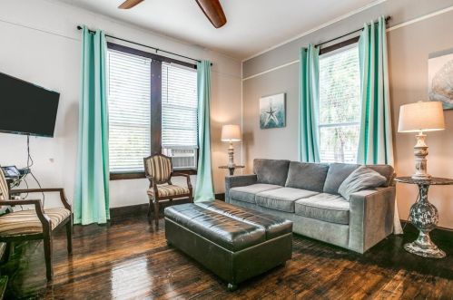 2511 Bernardo De Galvez Ave, Galveston TX 77550 exterior