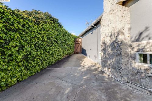 8410 Aster Ave, Oakland CA  94605-4104 exterior
