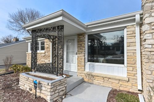 416 Dean Rd, Milwaukee WI  53217-2707 exterior