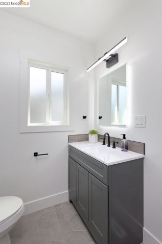 950 39 St, Oakland CA 94608-3899 exterior