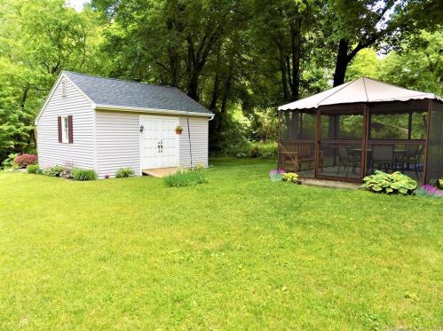 282 Hayden Sta Rd, Windsor CT 06095-1407 exterior