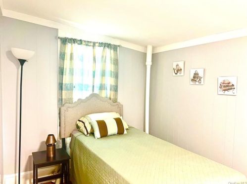 37 Beacon St, Middletown NY 10940-4733 exterior