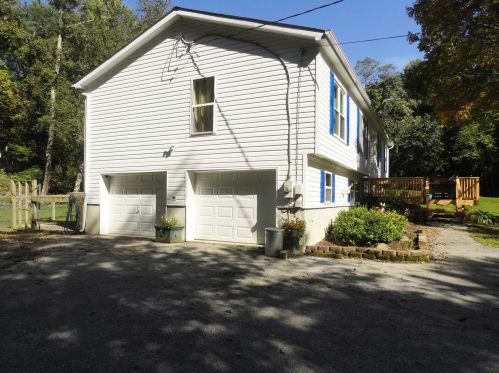 156 Old Quaker Ln, Hyde Park, NY 12538-2721