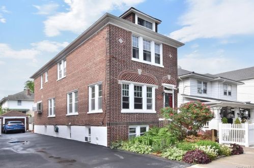 2880 197th St, Bronx, NY 10461-3702