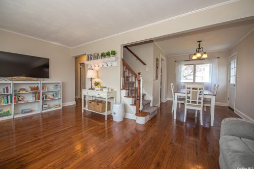 1051 Hamilton Ave, North Lindenhurst NY  11757-2130 exterior