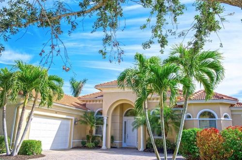386 Saddlebrook Ln, Naples, FL 34110-1368