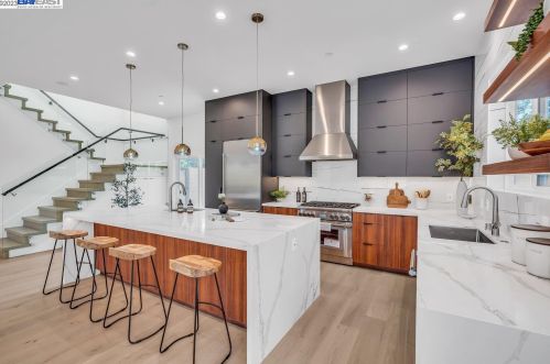 19525 Forest Ave, Hayward CA  94546-3519 exterior