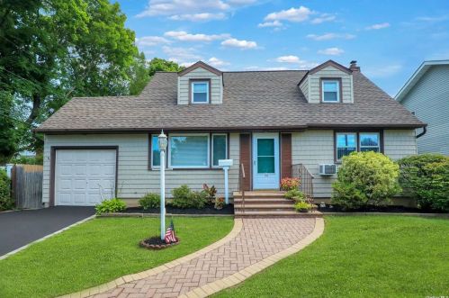 110 Devonshire Dr, Muttontown, NY 11732-1211