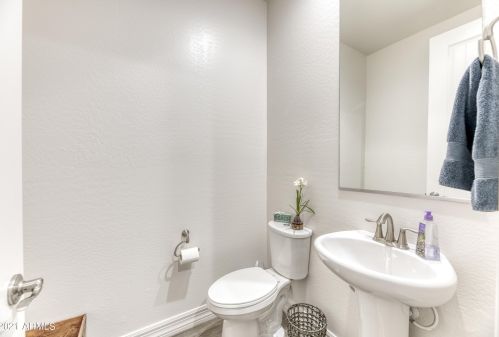 2922 Amber Sun Dr, Phoenix AZ 85085 exterior