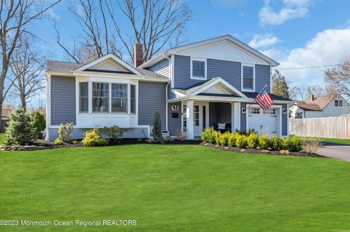 18 Aberdeen Ter, Middletown, NJ 07748-1568
