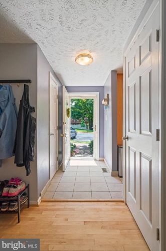 1599 Autumn Ridge Cir, Herndon, VA 20194-1574