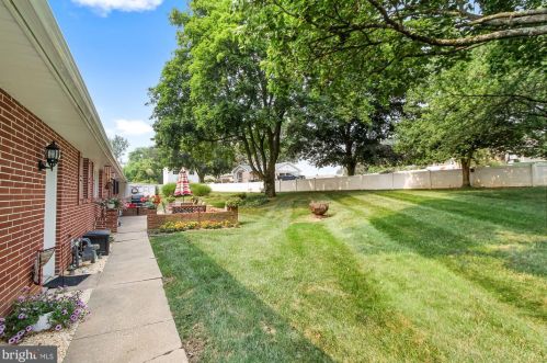 125 Dixie Dr, Red Lion PA  17356-1110 exterior