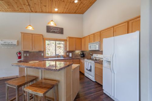 11550 Rhineland Ave, Truckee CA 96161-7070 exterior