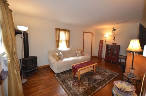 92 Rivercliff Dr, Milford, CT 06460-4907