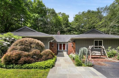 164 Westchester Ave, Scotts Corners NY  10576-1705 exterior