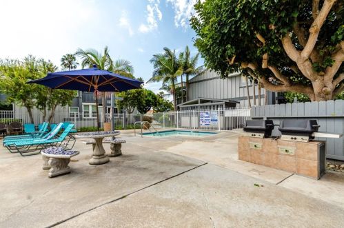 16932 Pacific Coast Hwy, Huntington Beach CA  92649-4110 exterior