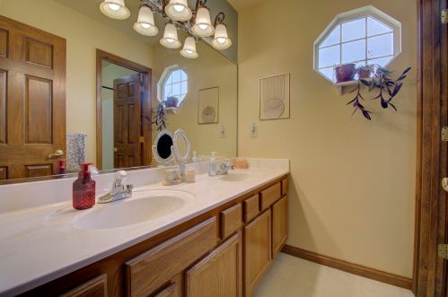 3916 Buckhill Dr, Covington KY  41018-2964 exterior