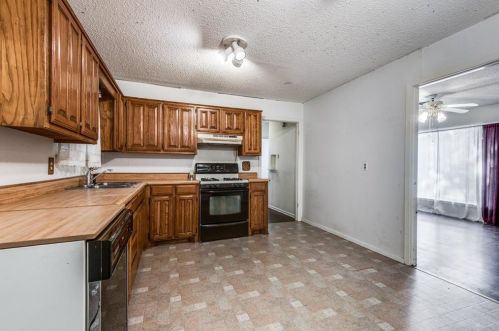 2215 Dennis St, Irving TX 75062-4273 exterior