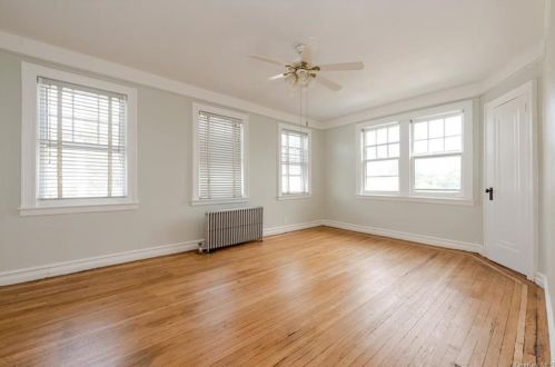 2340 Laconia Ave, Bronx NY  10469-1441 exterior