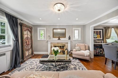 8 Secor Ln, New Rochelle, NY 10803-2630