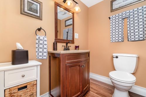 560 Woodlawn Dr, Valpo IN  46385-3347 exterior