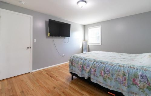 221 Woodland Ave, Bloomfield CT  06002-1357 exterior