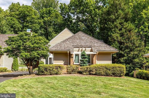 1618 Woodstock Ln, Herndon, VA 20194-1623