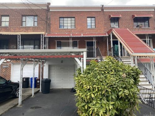 950 220th St, Bronx, NY 10469-1014
