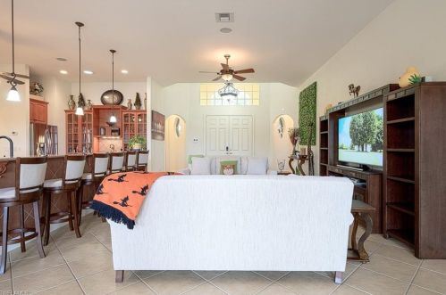 10218 Avonleigh Dr, Bonita Springs FL 34135-7059 exterior