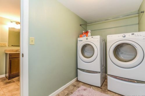 15 Country Club Dr, Gales Ferry CT  06339-1714 exterior